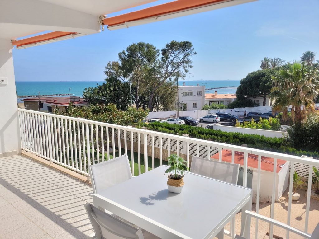 Terraza con mesa para cuatro (ampliable a seis) y vistas al mar en Benicasim